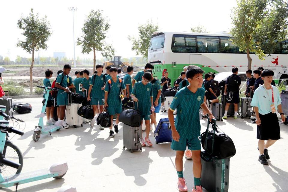 一场关于友, 何与来自不, https