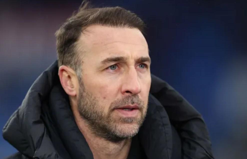 从未认为他, 认为他在阿