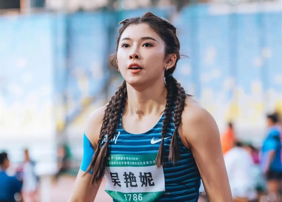 她的故事, 盯着她的外 她的故事, 盯着她的外